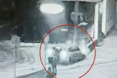 Opilý pirát silnic si zkoušel smyk na parkovišti plném aut. Narazil do značky