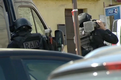 Policie zasahuje ve francouzské škole, kde útočník střílel na ředitele školy