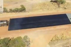 Budování zapadlé rovné silnice v Austrálii se stalo hitem internetu