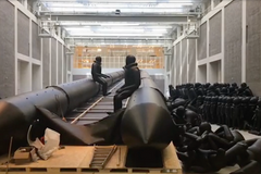 Aj Wej-wej v Národní galerii vystaví obří člun s uprchlíky. Instalace díla vrcholí