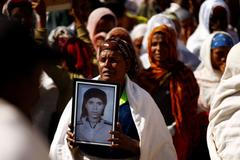 Pozůstalí obětí truchlí po sesuvu půdy na skládce v etiopské metropoli, při němž zahynulo 113 lidí