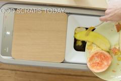 Novinka do kuchyní. Chytrý koš promění odpadky na hnojivo