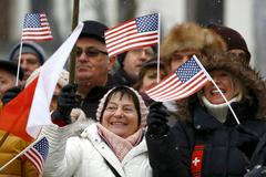 Poláci vítají americké vojáky ve městě Žagań