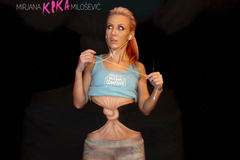 Umělkyně si zavázala tělo do uzlu