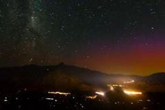 Amatérský fotograf úžasně nasnímal najednou Mléčnou dráhu a jižní polární záři