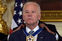 Obama překvapil a dojal viceprezidenta. Udělil mu nejvyšší civilní vyznamenání