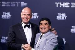 Galavečer FIFA 2017: prezident FIFA Gianni Infantino a Diego Armando Maradona