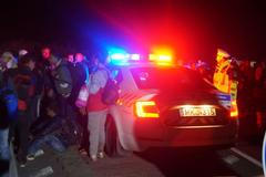 Maďarská policie na dálnici za táborem v Röszke