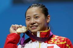Čínská vzpěračka LI Xueying pózuje se zlatou medailí v kategorii žen do 58 kg na OH 2012 v Londýně.