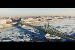 Úchvatný časosběr. Dron natočil zamrzlý Dunaj v Budapešti