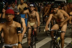 Brazilci chtěli podpořit cyklistiku. Do ulic vyrazili nazí