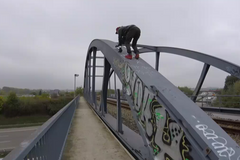 Sprejeři se natáčeli při svém "řádění", vylezli i na most