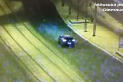 Opilec se motal ulicí, pak nasedl do auta a odjel. Strážníci ho sledovali kamerou
