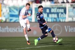 Jakub Jankto z Udinese Calcio (v bílém) dává gól v zápase v Pescaře