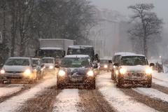 Sníh zasypává auta na ulici v Berlíně.