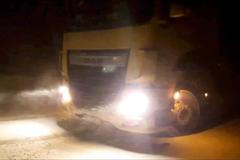 Jeseníky pohltila bílá tma. Kamiony na zasněžených silnicích neměly šanci