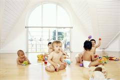 Děti si hrají na podlaze