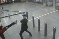 Muž po brutálním napadení v metru skončil v nemocnici. Poznáte útočníky?