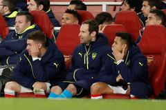 Alexis Sánchez a Petr Čech na lavice Arsenalu