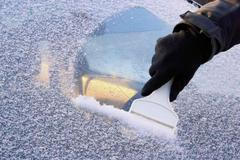 Zasněžené okno auta