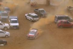 Jezdec rallye Meeke vylétl z trati, kličkoval mezi auty diváků a nakonec vyhrál