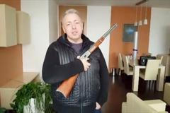 Bezpečná země, nebo Divoký západ? Video ministra vnitra Chovance s vinčestrovkou na prsou