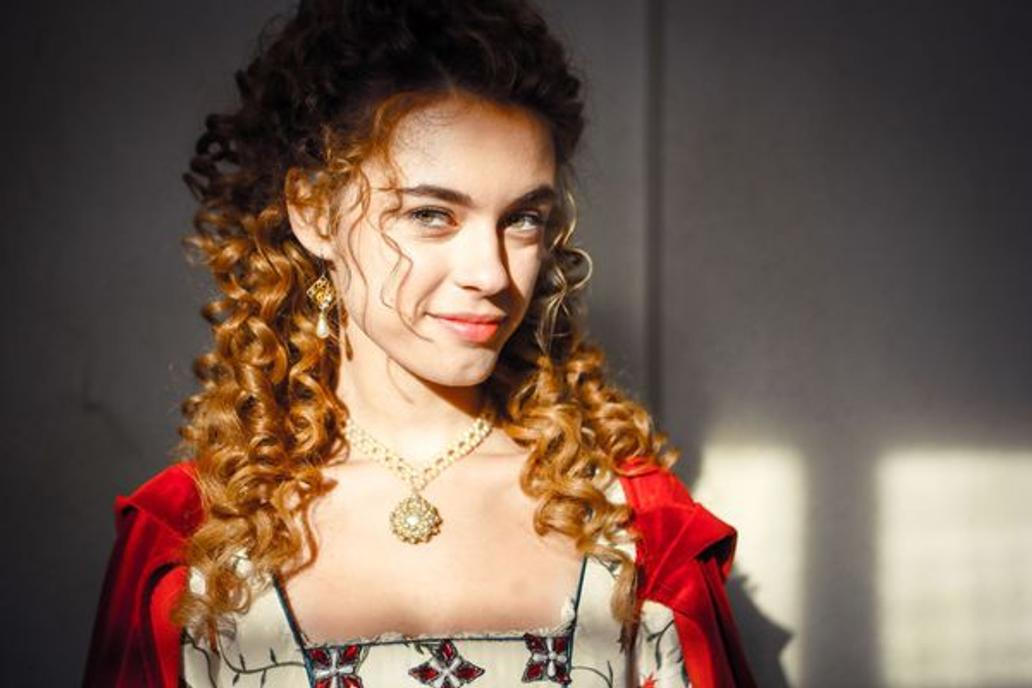 Anna Dvořáková jako princezna Eleonora v seriálu Eliška a Damián (2023).