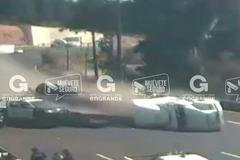 Policie a novináři se zajímali o nehodu. V tu chvíli se na ně přiřítil kamion