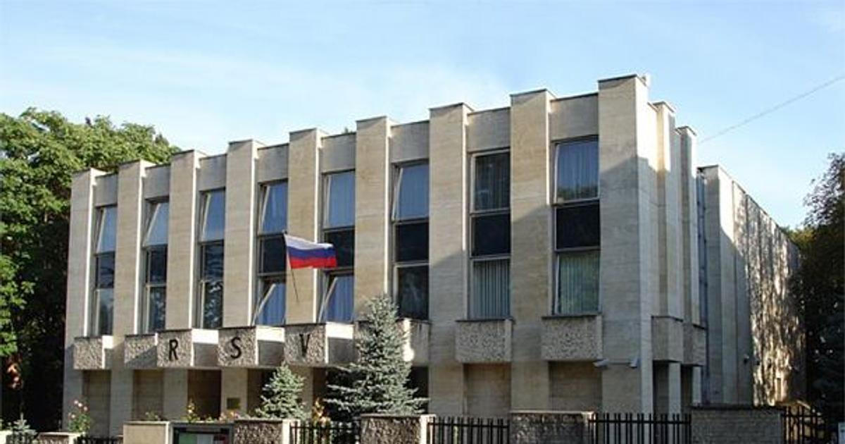 Útok zápalnými lahvemi na Ruský dům v Praze. Rusku se už dříve nelíbil český postoj 