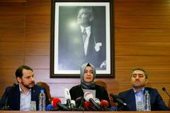 Turecká ministryně Kayaová na letišti v Istanbulu