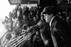 Manifestace Pražanů na Letenské pláni v Praze, na sn. prognostik Miloš Zeman seznamuje účastníky manifestace s vybranými fakty o naší společnosti v mezinárodním srovnání.