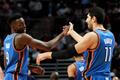 Jerami Grant a Enes Kanter (Oklahoma City Thunder )