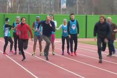 Královský sprint na 50 metrů. Harry porazil bratra Williama a švagrovou Kate