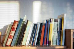 žena, nákupy, kniha, četba, notebook, literatura