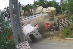 Vlak ustřelil kabinu kamionu. Náraz nepřežil řidič a pomocník strojvedoucího