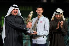 Novak Djokovič s vítěznou trofejí na turnaji v Dauhá