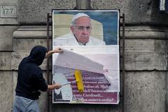 Plakát kritizující papeže Františka