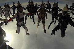 Parašutistky překonaly světový rekord. Svisle ve formaci letělo 63 žen