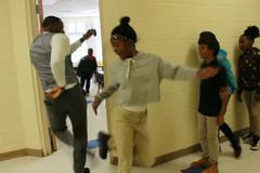 Studenti ho milují. Učitel se s každým žákem zdraví jinak