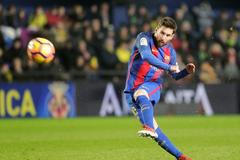 Lionel Messi střílí branku ve španělské La lize