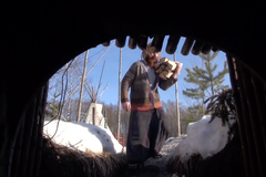 Ruský právník si v zemi vykopal noru, kde bydlí se svým králíkem