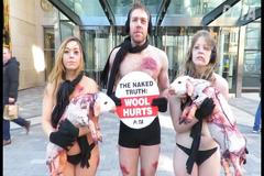 Aktivisté se v mrazu svlékli donaha kvůli zvířatům. Vadí jim původ vlny