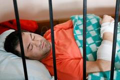 Šéf daňové a celní správy na Ukrajině Roman Nasirov u soudu. Leží na lůžku, protože dostal po zatčení infarkt.