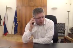 Kam na ty hovadiny chodíte? Slovenský premiér telefonoval s ředitelem zdravotní pojišťovny
