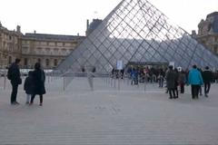 Turista natáčel u Louvru. Záběry chvíli po útoku muže s mačetou