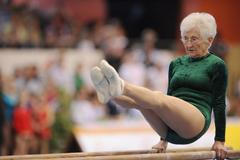 Nejstarší gymnastce na světě je 91 let. Miluje cvičení na bradlech
