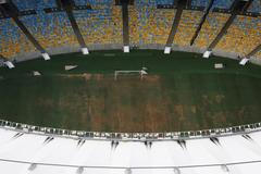 Poničený stadion Maracaná