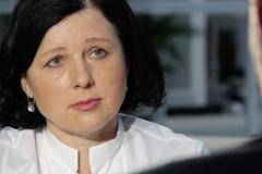 Jourová: Čeští ministři si ulehčují práci tím, že se vymlouvají na Brusel, euro přijmout musíme