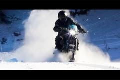 Projet se v zimě na motorce? Proč ne, s upraveným harleyem lze řádit i na sjezdovce