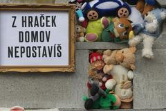 Pomník z plyšáků pro sociální bydlení